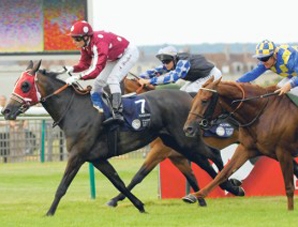 Raqiyah leads pack home in Chantilly